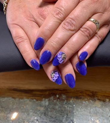 Nageldesign mit Blumen von La vie Belle in Klagenfurt