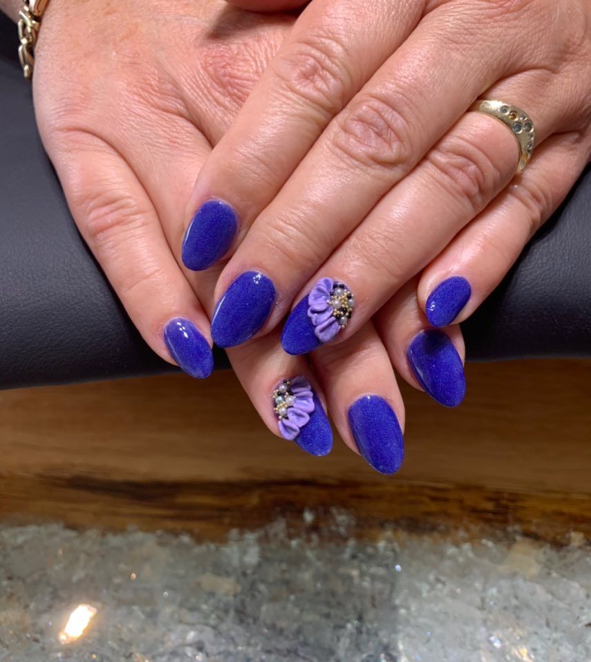 Nageldesign mit Blumen von La vie Belle in Klagenfurt
