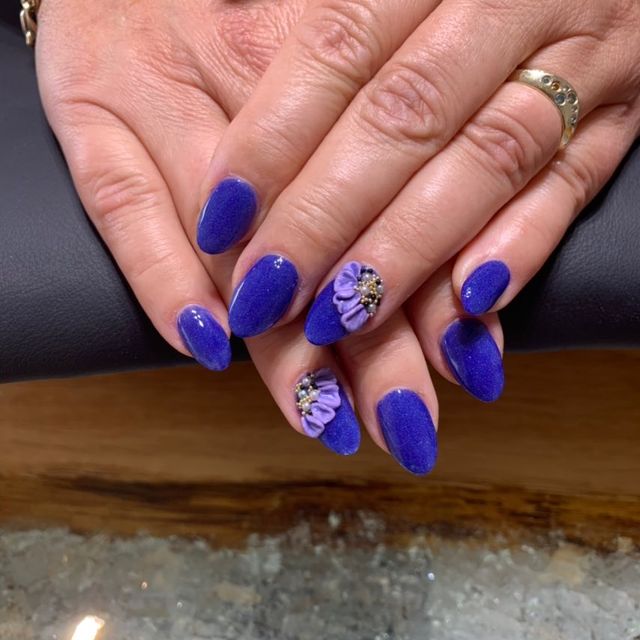 Nageldesign mit Blumen von La vie Belle in Klagenfurt